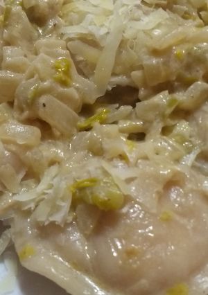 Una foto de Sorrentinos de jamón y queso con salsa clara a la morilla