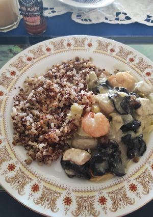 Una foto de Pollo con champiñones y camarones
