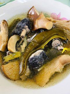 剝皮辣椒烏骨雞湯(電鍋料理) 的食譜成品照片