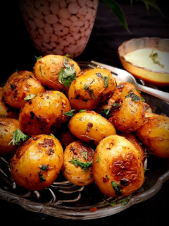 गार्लिक हर्ब रोस्टेड पोटैटो (garlic herb roasted potato recipe in Hindi) रेसिपी मुख्य फोटो