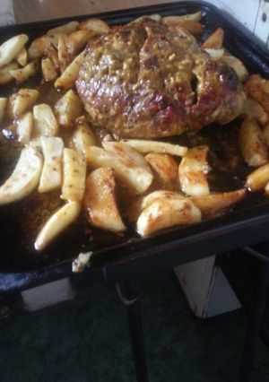 Una foto de Bondiola a la mostaza con papas al horno