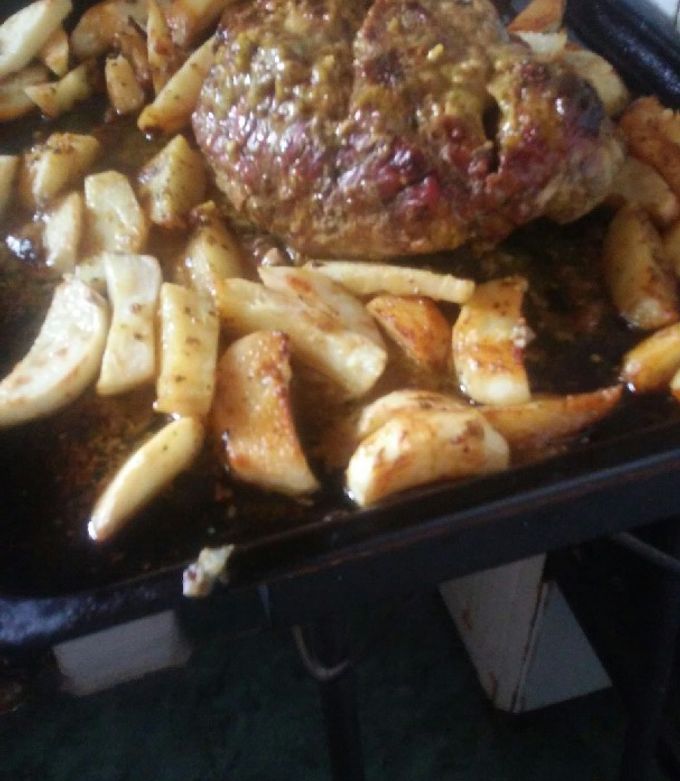 Una foto de Bondiola a la mostaza con papas al horno