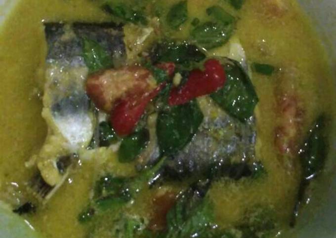 Gulai ikan patin daun kemangi