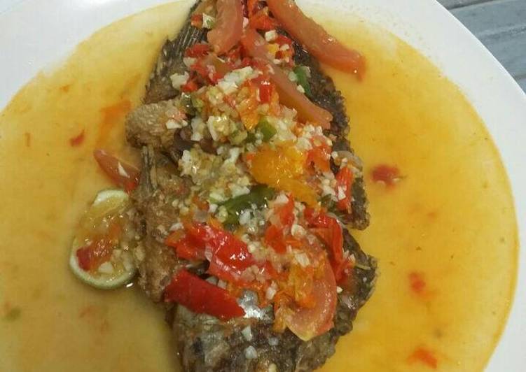 Langkah Mudah untuk Menyiapkan Ikan gurame pecak sambal merah, Enak Banget