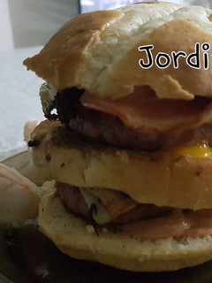 Una foto de Doble hamburguesa brava 🍔🌶