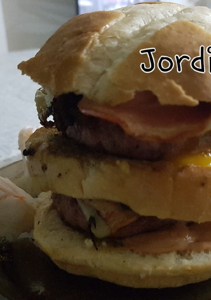 Una foto de Doble hamburguesa brava 🍔🌶
