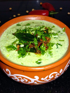 बथुआ और खीरे का रायता (Bathua aur kheere ka raita recipe in Hindi) रेसिपी मुख्य फोटो
