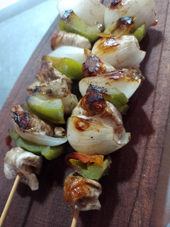 Una foto de Brochetes/pinchos de cerdo 🐖 con salsa de soja 🫑🧅
