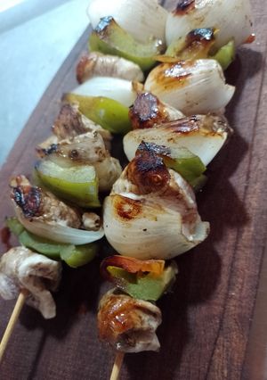 Una foto de Brochetes/pinchos de cerdo 🐖 con salsa de soja 🫑🧅