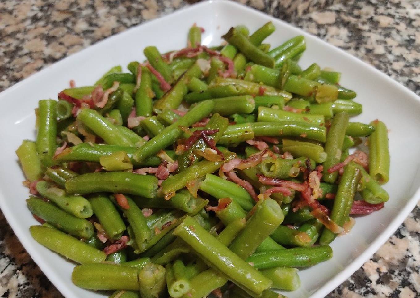 Judías con cebolla y tiras de jamón
