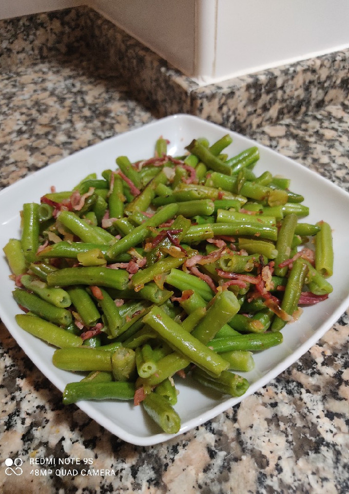 Una foto de Judías con cebolla y tiras de jamón