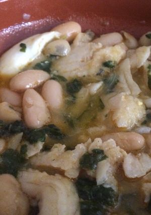 Foto principal de Alubias guisadas con, merluza, tomate y arroz