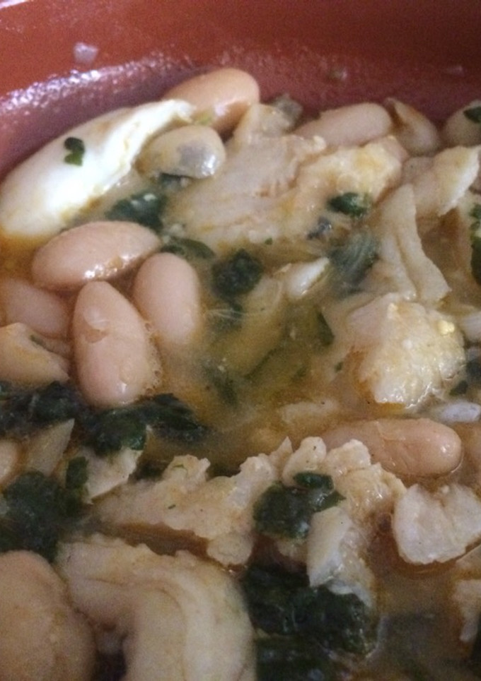 Una foto de Alubias guisadas con, merluza, tomate y arroz