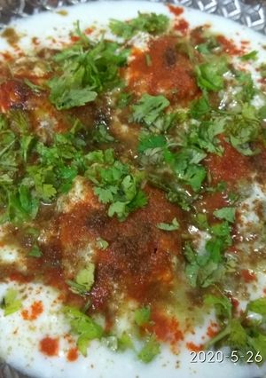 દહી વડા(dahi vada recipe in Gujarati) રેસીપી મુખ્ય ફોટો