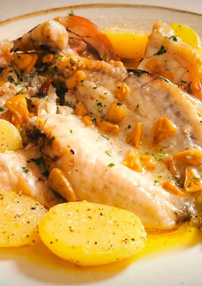 Una foto de Rotja a la espalda con salsa Donostiarra