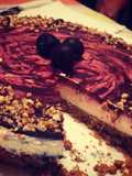 Torta fredda allo yogurt con composta di ciliegie e granella di nocciole