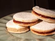 Una foto de alfajor de manjar