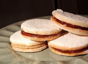 Una foto de Alfajores de maicena con masa quebrada