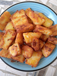 A picture of Flour coated fried yam.