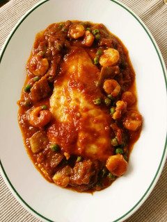 Una foto de Merluza guisada con gambas y verduras