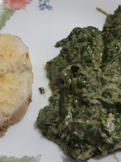 Una foto de Rape en airfryer con espinacas cremosas