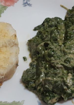 Una foto de Rape en airfryer con espinacas cremosas