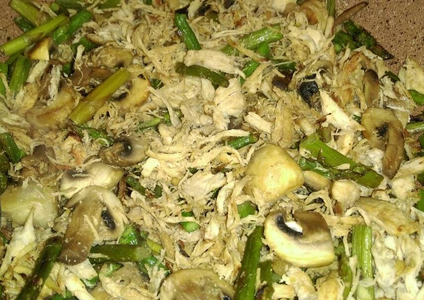 Espárragos trigueros con champiñones y pollo desmechado