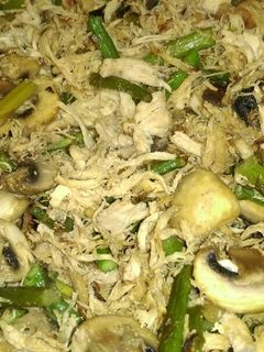 Una foto de Espárragos trigueros con champiñones y pollo desmechado
