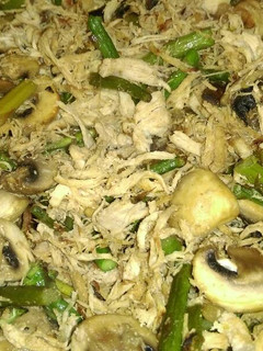 Una foto de Espárragos trigueros con champiñones y pollo desmechado