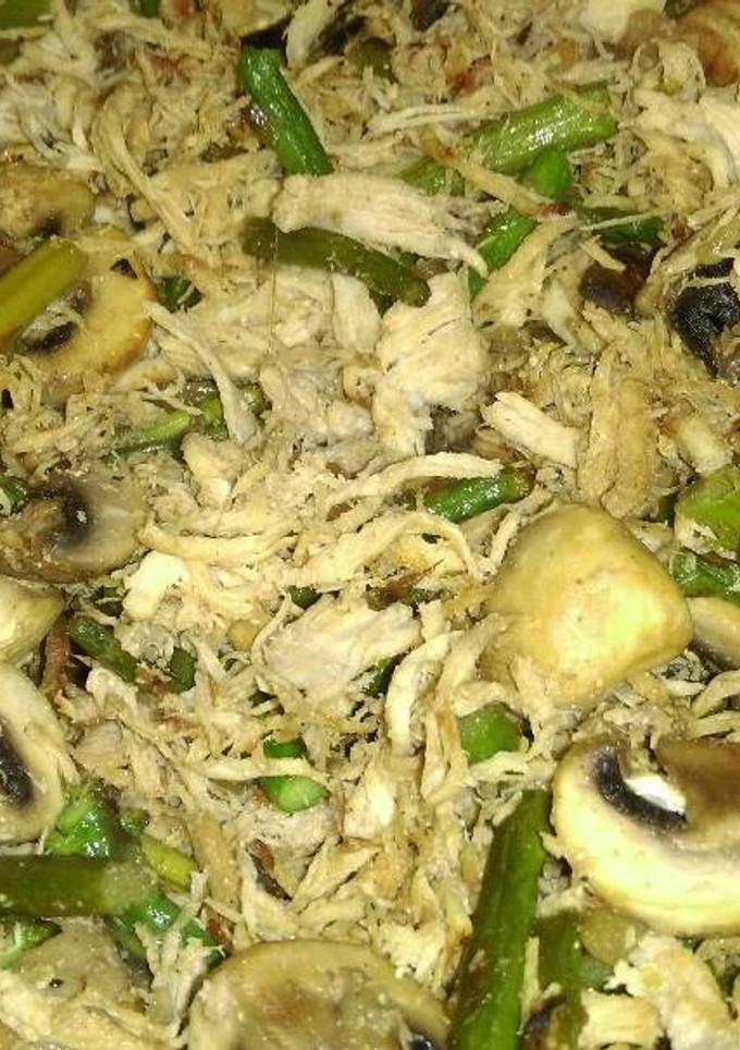 Una foto de Espárragos trigueros con champiñones y pollo desmechado