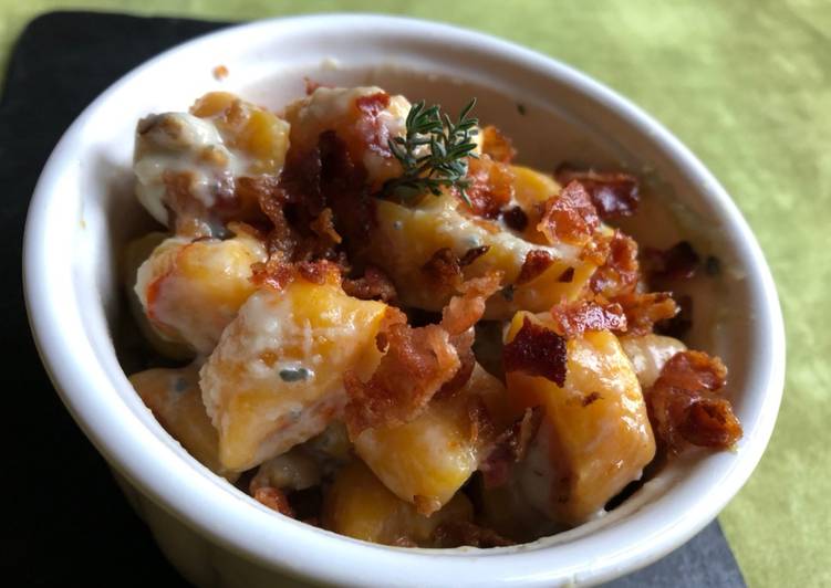 Gnocchi di zucca con blue cheese noci e granella croccante di bacon