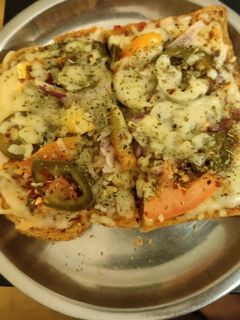 ब्रेड पिज़्ज़ा (Bread pizza Recipe in hindi) रेसिपी मुख्य फोटो