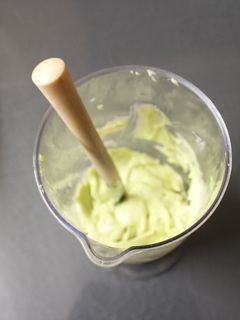 Una foto de Mayonesa de aguacate con ajo y limón