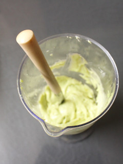 Una foto de Mayonesa de aguacate con ajo y limón