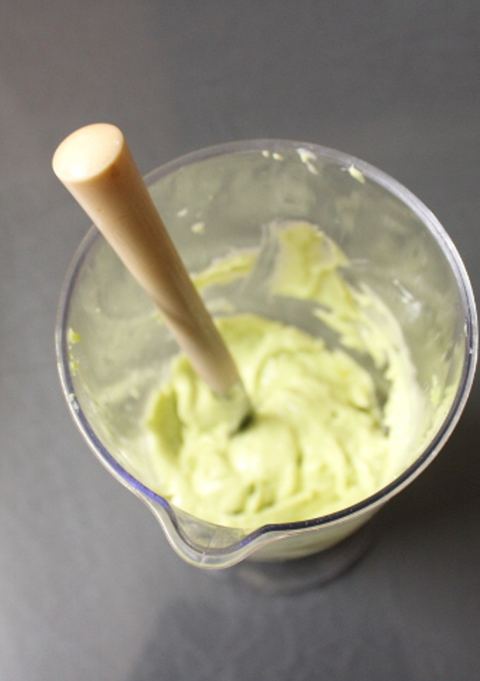 Una foto de Mayonesa de aguacate con ajo y limón