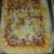 Pizza con reborde de queso rellena de todo un poco