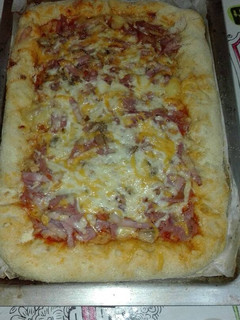 Una foto de Pizza con reborde de queso rellena de todo un poco
