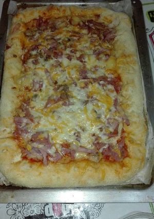 Una foto de Pizza con reborde de queso rellena de todo un poco 