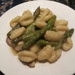 A picture of Gnocchi with Asparagus and Mushrooms.