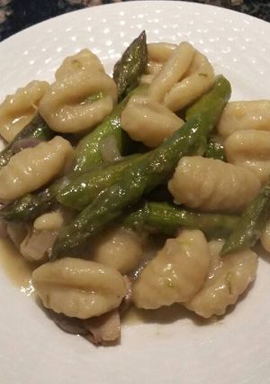 A picture of Gnocchi with Asparagus and Mushrooms.