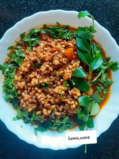 मटकीची उसळ (matki chi usal recipe in marathi) रेसिपी चे मुख्य फोटो 