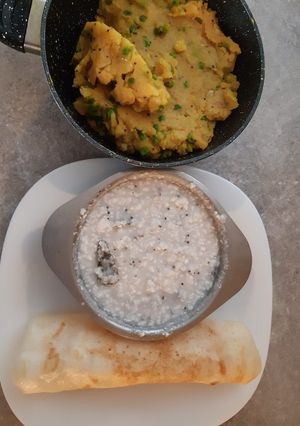 A picture of South Indian breakfast.