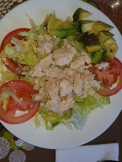 Una foto de Ensalada express🍅🥑🥗