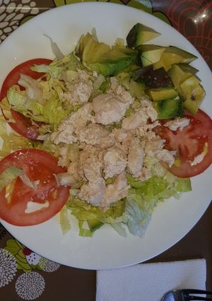 Una foto de Ensalada express🍅🥑🥗