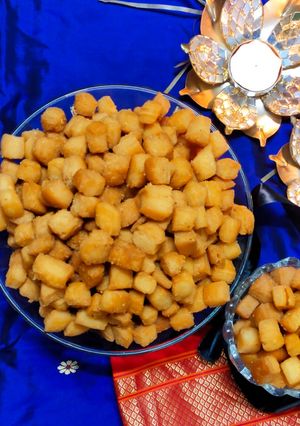 गोड शंकरपाळी (god shankarpali recipe in marathi) रेसिपी चे मुख्य फोटो 