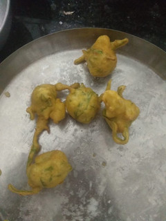પાલક ના ભજીયા (Palak Bhajiya Recipe in Gujarati) રેસીપી મુખ્ય ફોટો