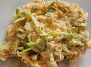 Una foto de ensalada de col
