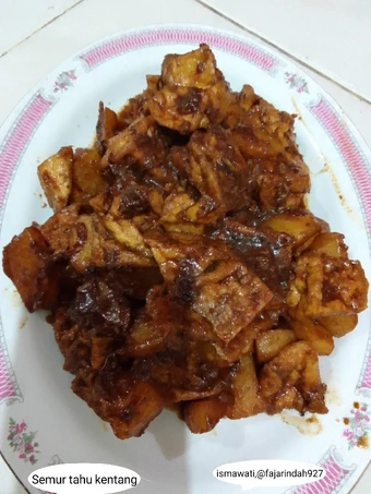 Langkah Mudah untuk Menyiapkan Resep Semur tahu kentang yang Uenak Anti Ribet, Lezat