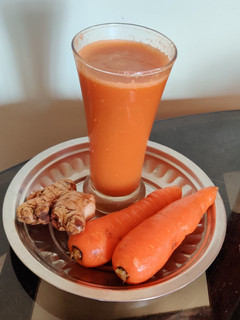 கேரட் இஞ்சி சாறு (Carrot inji saaru Recipe in Tamil) செய்முறை முக்கிய புகைப்படம்