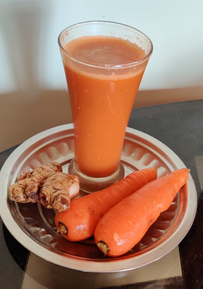 கேரட் இஞ்சி சாறு (Carrot inji saaru Recipe in Tamil) செய்முறை முக்கிய புகைப்படம்
